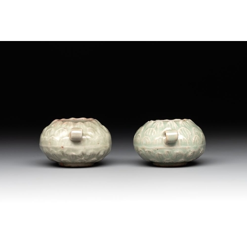 123 - A pair of Chinese Longquan celadon bird feeders, SongL.: 6 cm - H.: 3,6 cm
... 