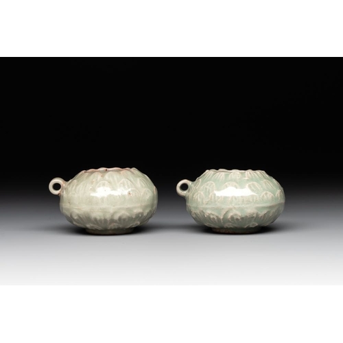 123 - A pair of Chinese Longquan celadon bird feeders, SongL.: 6 cm - H.: 3,6 cm
... 