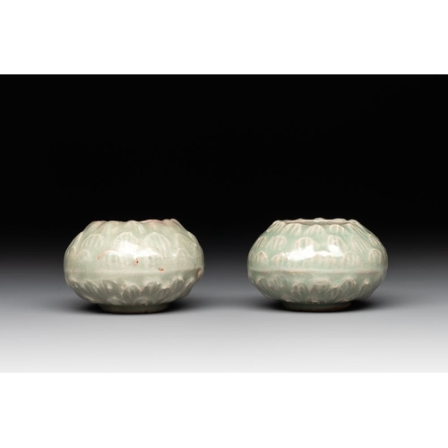 123 - A pair of Chinese Longquan celadon bird feeders, SongL.: 6 cm - H.: 3,6 cm
... 