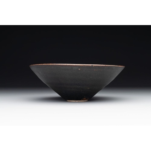 126 - A rare Chinese Jizhou leaf-decorated conical tea bowl, Southern SongDia.: 15,4 cm - H.: 5,5 cm... 