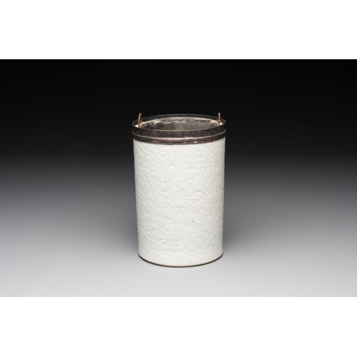 128 - A Chinese silver mounted incised white-glazed 'lotus scroll' brush pot, KangxiH.: 16,5 cm... 