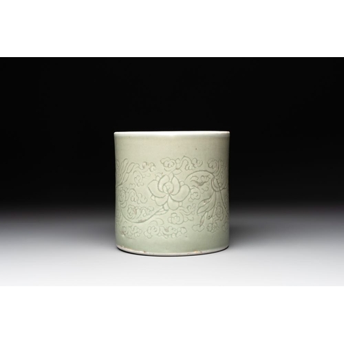 129 - A Chinese incised celadon-glazed 'lotus scroll' brush pot, KangxiDia.: 13,5 cm - H.: 13,5 cm... 