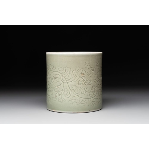 129 - A Chinese incised celadon-glazed 'lotus scroll' brush pot, KangxiDia.: 13,5 cm - H.: 13,5 cm... 