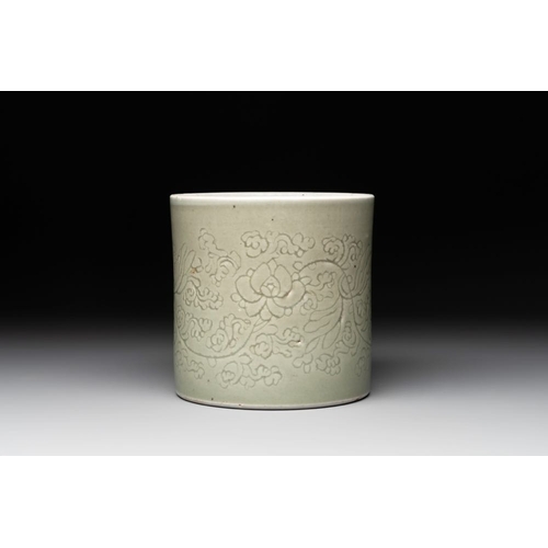 129 - A Chinese incised celadon-glazed 'lotus scroll' brush pot, KangxiDia.: 13,5 cm - H.: 13,5 cm... 