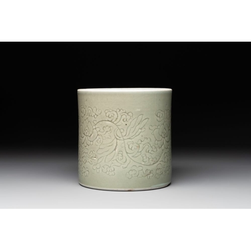 129 - A Chinese incised celadon-glazed 'lotus scroll' brush pot, KangxiDia.: 13,5 cm - H.: 13,5 cm... 