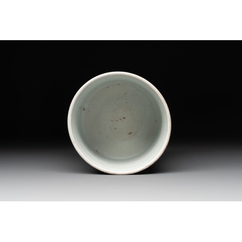 129 - A Chinese incised celadon-glazed 'lotus scroll' brush pot, KangxiDia.: 13,5 cm - H.: 13,5 cm... 