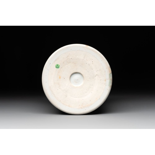 129 - A Chinese incised celadon-glazed 'lotus scroll' brush pot, KangxiDia.: 13,5 cm - H.: 13,5 cm... 