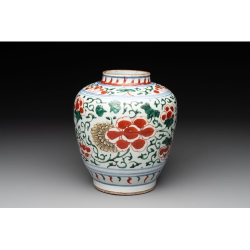 13 - A Chinese wucai 'peony scroll' vase, Transitional periodH.: 17,5 cm