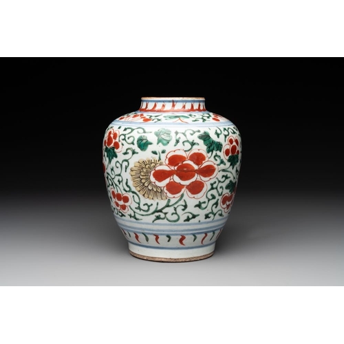 13 - A Chinese wucai 'peony scroll' vase, Transitional periodH.: 17,5 cm