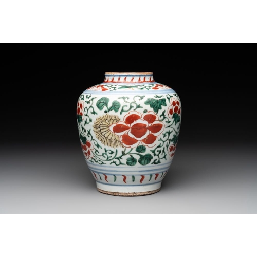 13 - A Chinese wucai 'peony scroll' vase, Transitional periodH.: 17,5 cm