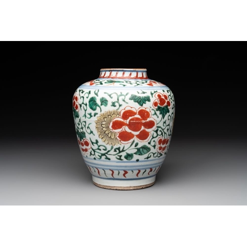 13 - A Chinese wucai 'peony scroll' vase, Transitional periodH.: 17,5 cm