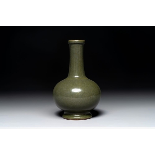 132 - A Chinese monochrome teadust-glazed bottle vase, Qianlong mark and of the periodH.: 19 cm
Ref.: Chri... 