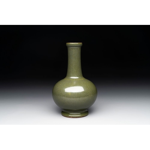 132 - A Chinese monochrome teadust-glazed bottle vase, Qianlong mark and of the periodH.: 19 cm
Ref.: Chri... 