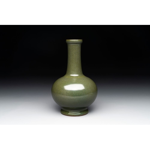 132 - A Chinese monochrome teadust-glazed bottle vase, Qianlong mark and of the periodH.: 19 cm
Ref.: Chri... 