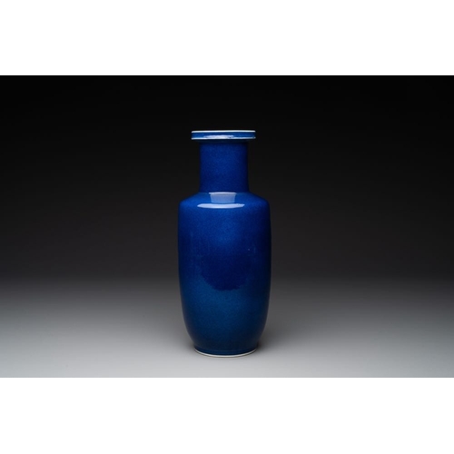 134 - A Chinese monochrome powder blue rouleau vase, 19th C.H.: 35,5 cm