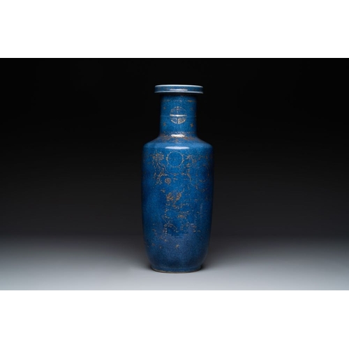 135 - A Chinese gilt-decorated powder blue 'dragon and phoenix' rouleau vase, KangxiH.: 45,5 cm... 