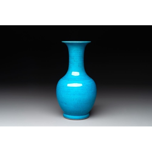 139 - A Chinese turquoise-glazed vase, 18/19th C.H.: 21 cm