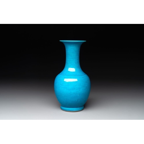 139 - A Chinese turquoise-glazed vase, 18/19th C.H.: 21 cm