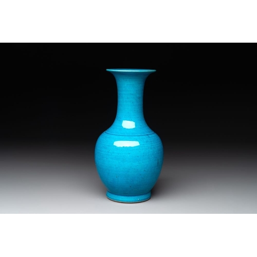 139 - A Chinese turquoise-glazed vase, 18/19th C.H.: 21 cm