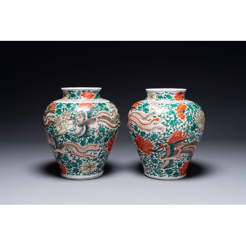 14 - A pair of Chinese wucai 'phoenix and peony scroll' vases, Transitional periodH.: 27,5 cm... 