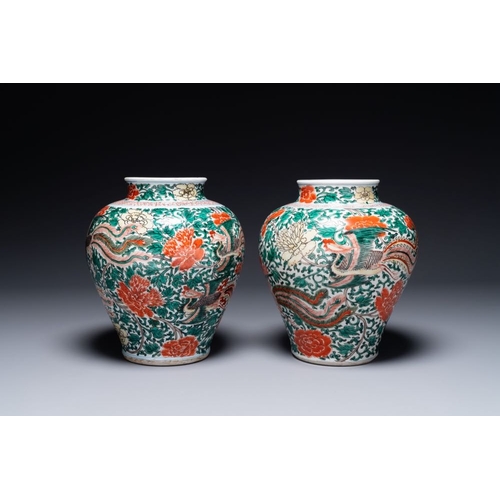 14 - A pair of Chinese wucai 'phoenix and peony scroll' vases, Transitional periodH.: 27,5 cm... 