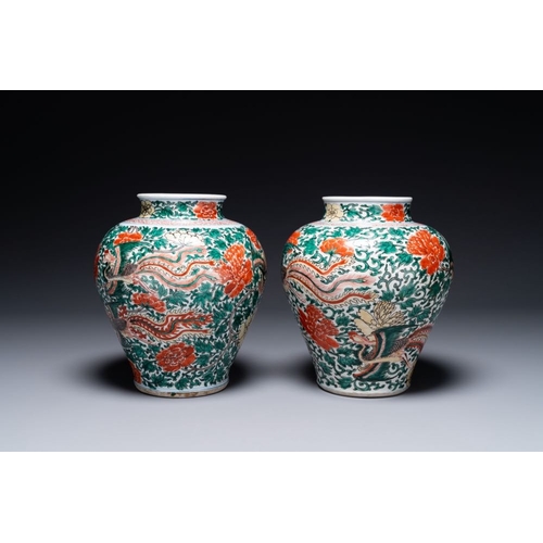 14 - A pair of Chinese wucai 'phoenix and peony scroll' vases, Transitional periodH.: 27,5 cm... 