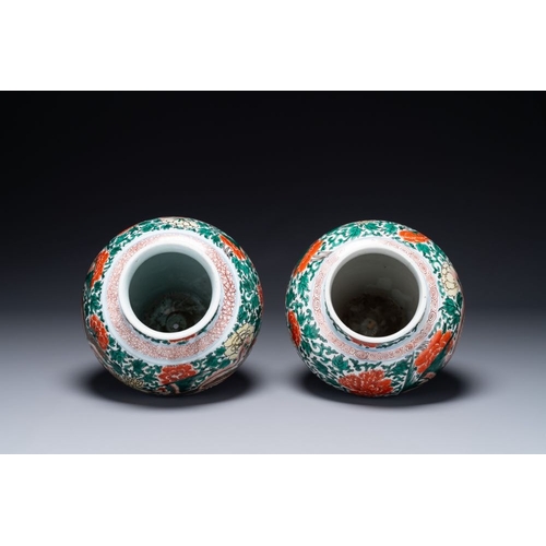 14 - A pair of Chinese wucai 'phoenix and peony scroll' vases, Transitional periodH.: 27,5 cm... 