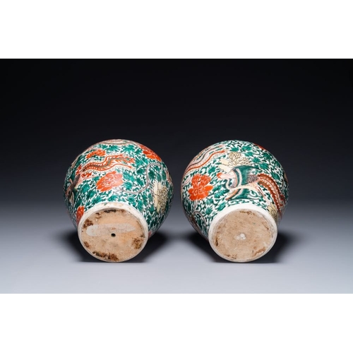 14 - A pair of Chinese wucai 'phoenix and peony scroll' vases, Transitional periodH.: 27,5 cm... 