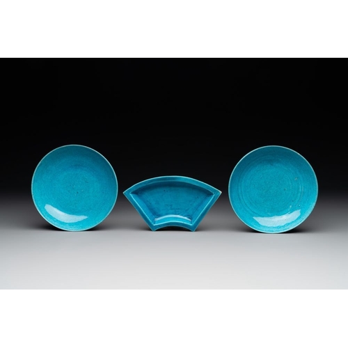 140 - A collection of five Chinese turquoise-glazed wares, 18th C.Dia.: 18,9 cm (the largest plate)Dia.: 1... 