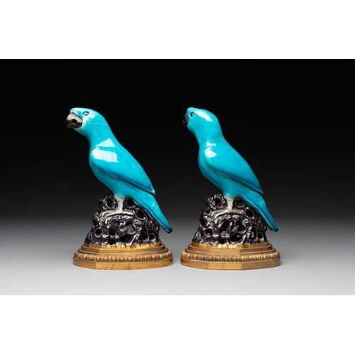 141 - A pair of turquoise- and aubergine-glazed parrots with gilt bronze mounts, KangxiH.: 22,7 cm (incl. ... 