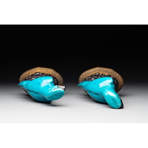 141 - A pair of turquoise- and aubergine-glazed parrots with gilt bronze mounts, KangxiH.: 22,7 cm (incl. ... 