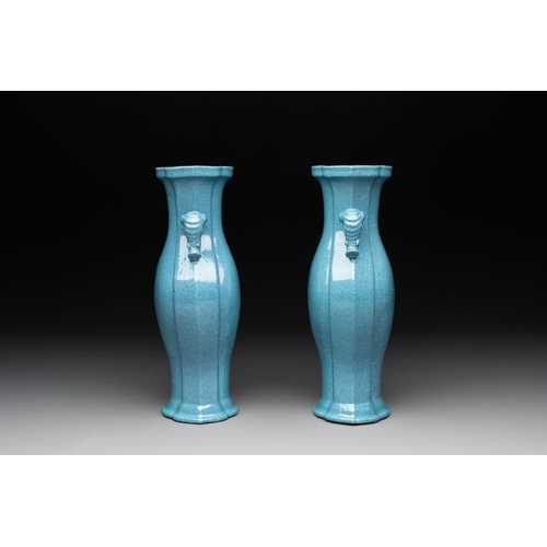 143 - A pair of Chinese robin's egg-glazed vases with 'elephant' handles, 19th C.H.: 25 cm
... 