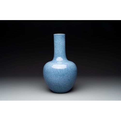 150 - A Chinese monochrome powder blue bottle vase, 19/20 th C.H.: 36 cm