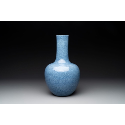 150 - A Chinese monochrome powder blue bottle vase, 19/20 th C.H.: 36 cm