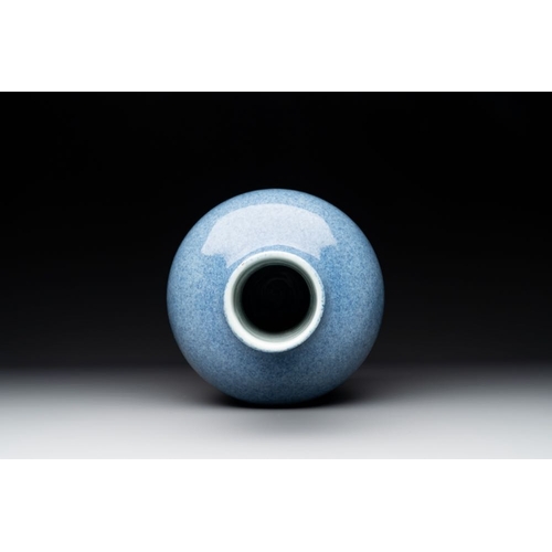 150 - A Chinese monochrome powder blue bottle vase, 19/20 th C.H.: 36 cm