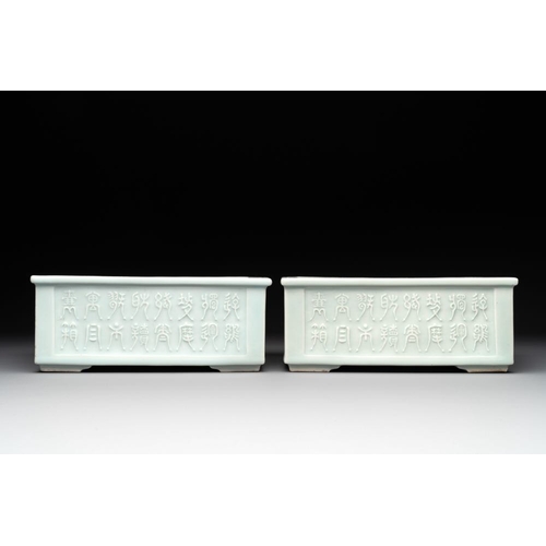 156 - A pair of Chinese celadon-glazed jardinieres, Yongzheng mark, RepublicDim.: 20,8 x 12,5 x 7,3 cm (ea... 