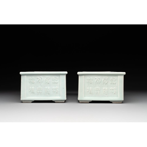 156 - A pair of Chinese celadon-glazed jardinieres, Yongzheng mark, RepublicDim.: 20,8 x 12,5 x 7,3 cm (ea... 