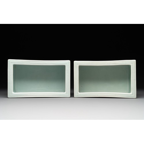 156 - A pair of Chinese celadon-glazed jardinieres, Yongzheng mark, RepublicDim.: 20,8 x 12,5 x 7,3 cm (ea... 