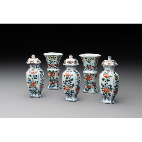 16 - A rare Chinese famille verte garniture of five miniature vases with floral design, KangxiH.: 10,3 cm... 