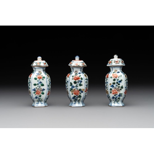 16 - A rare Chinese famille verte garniture of five miniature vases with floral design, KangxiH.: 10,3 cm... 