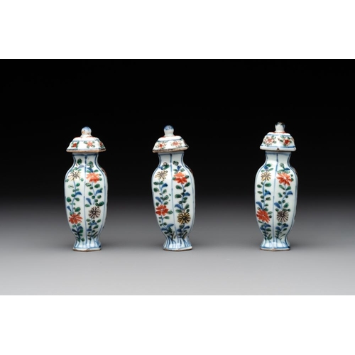 16 - A rare Chinese famille verte garniture of five miniature vases with floral design, KangxiH.: 10,3 cm... 