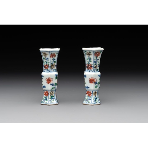 16 - A rare Chinese famille verte garniture of five miniature vases with floral design, KangxiH.: 10,3 cm... 