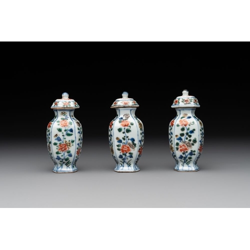 16 - A rare Chinese famille verte garniture of five miniature vases with floral design, KangxiH.: 10,3 cm... 