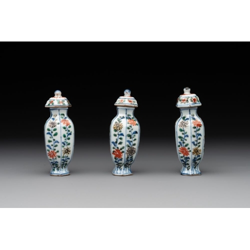 16 - A rare Chinese famille verte garniture of five miniature vases with floral design, KangxiH.: 10,3 cm... 