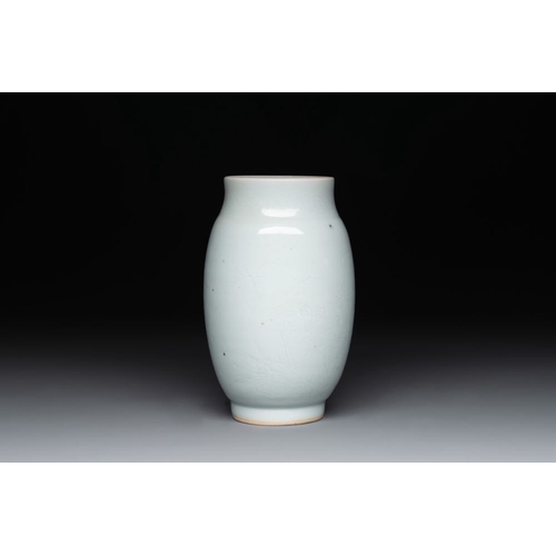 163 - A Chinese white-glazed anhua 'birds' jar, Transitional periodH.: 17,5 cm