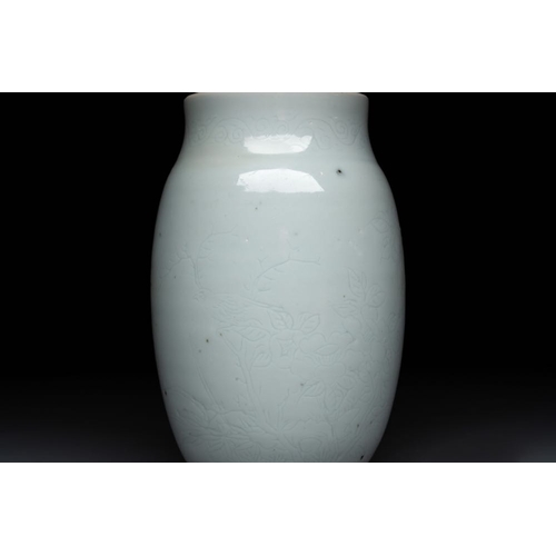 163 - A Chinese white-glazed anhua 'birds' jar, Transitional periodH.: 17,5 cm