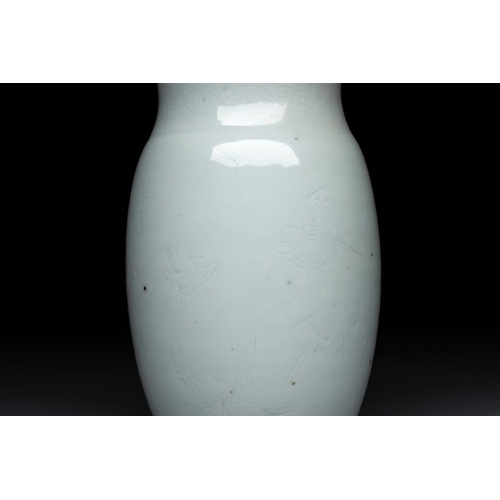 163 - A Chinese white-glazed anhua 'birds' jar, Transitional periodH.: 17,5 cm