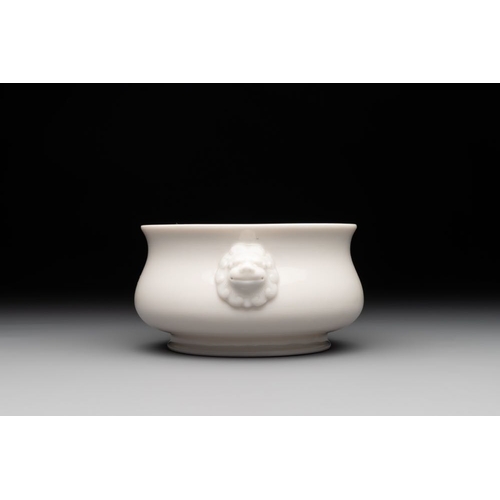 166 - A Chinese Dehua blanc de Chine censer, Xuande mark, 18th C.Dia.: 12,5 cm -H.: 7,5 cm... 