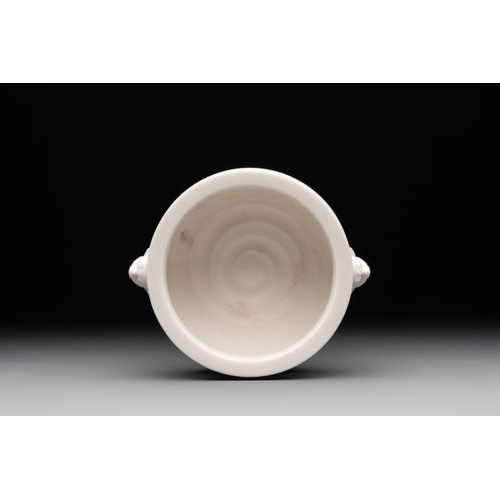 166 - A Chinese Dehua blanc de Chine censer, Xuande mark, 18th C.Dia.: 12,5 cm -H.: 7,5 cm... 