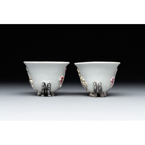 168 - A pair of Chinese Dehua blanc de Chine relief-decorated famille rose 'prunus' cups, 19th C.L.: 8,2 c... 